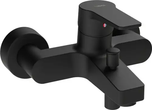 Schwarze Wannenfüll- und Brausebatterie von HANSA mit einem Hebel, verbunden mit einem wandmontierten Anschluss und einem seitlichen Knopf zur Steuerung.